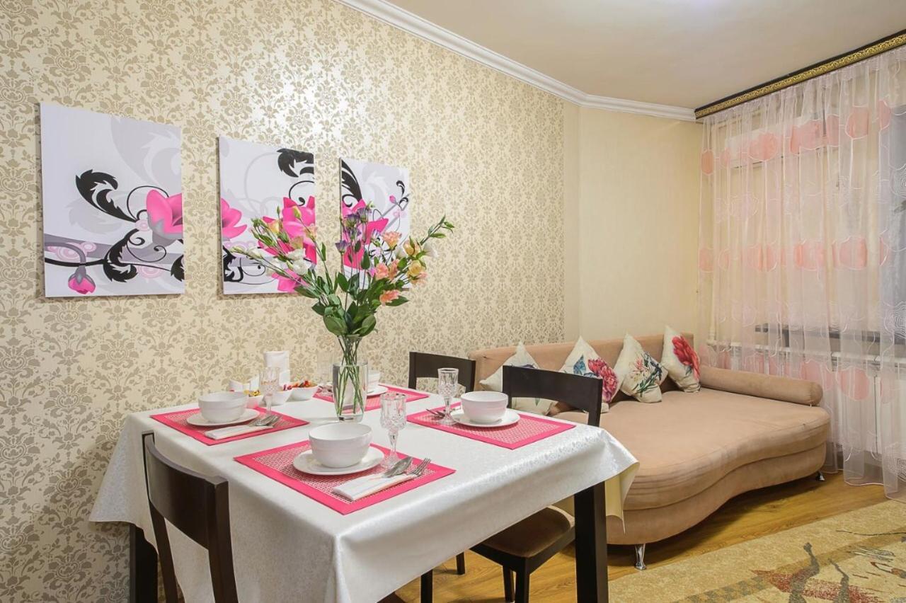 Ferienwohnung Золотой Квадрат Шевченко 75 Almaty Exterior foto
